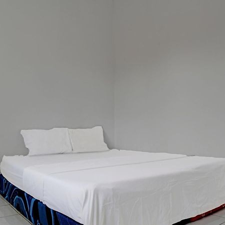 Spot On 92856 Home Stay Syariah Aom Kusman Сукабуми Экстерьер фото