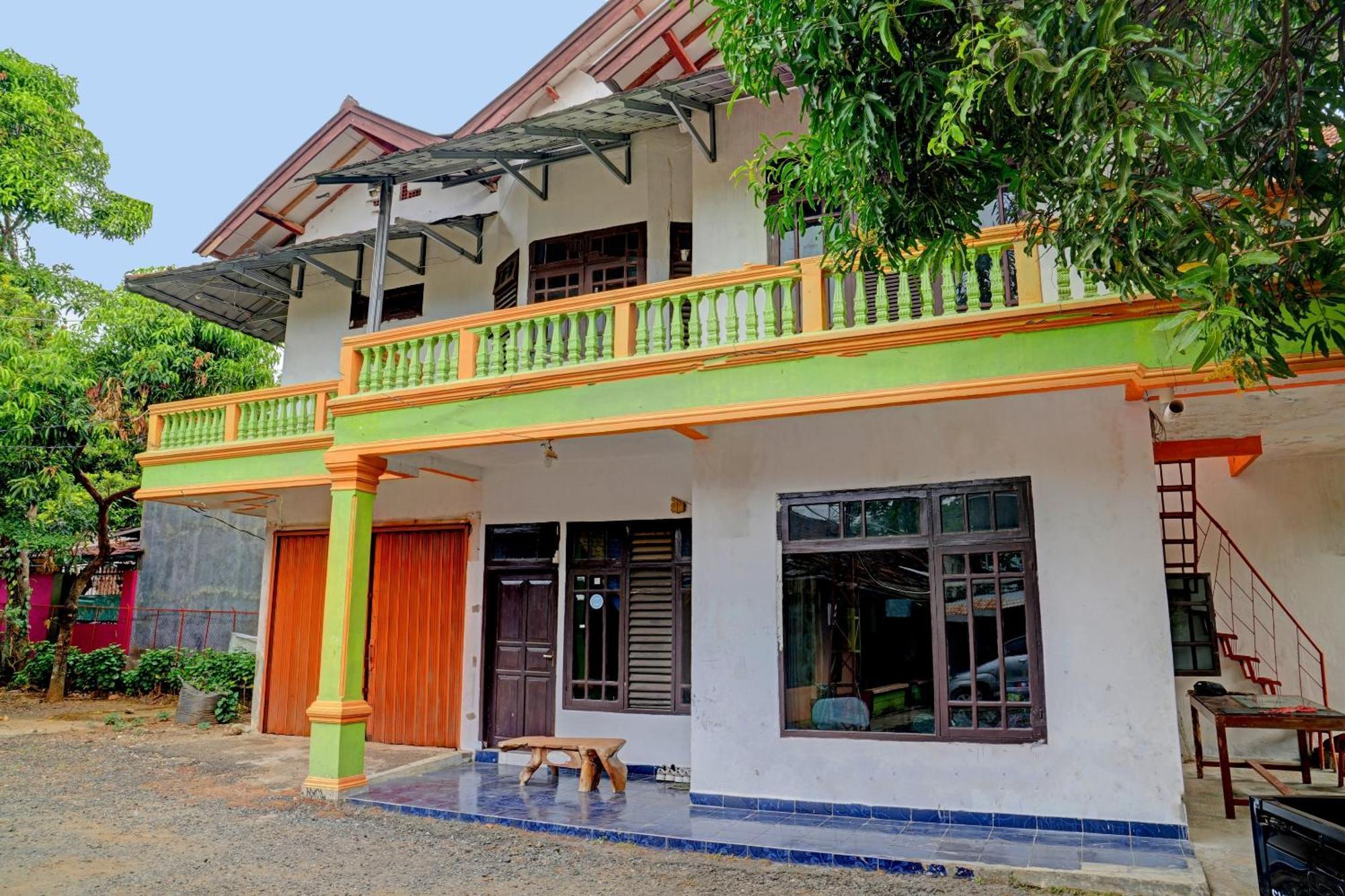 Spot On 92856 Home Stay Syariah Aom Kusman Сукабуми Экстерьер фото