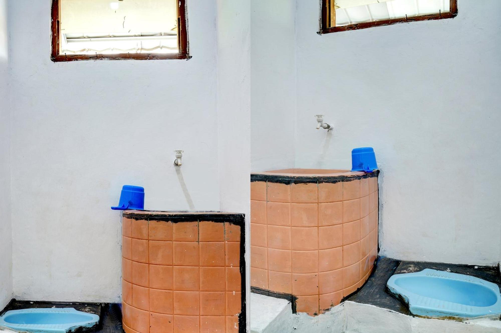 Spot On 92856 Home Stay Syariah Aom Kusman Сукабуми Экстерьер фото