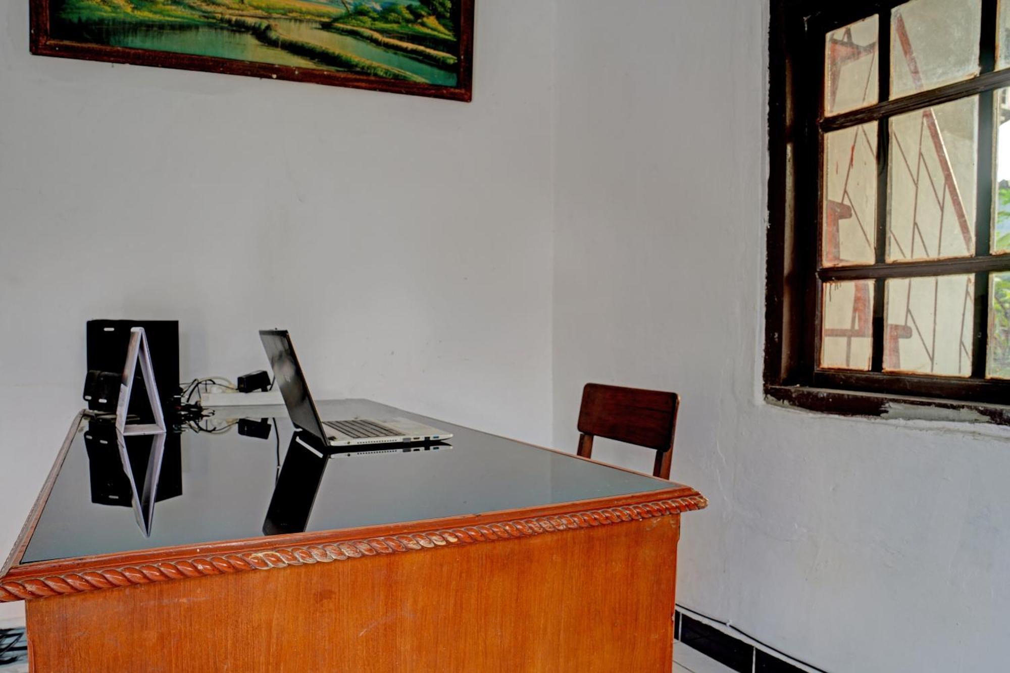 Spot On 92856 Home Stay Syariah Aom Kusman Сукабуми Экстерьер фото