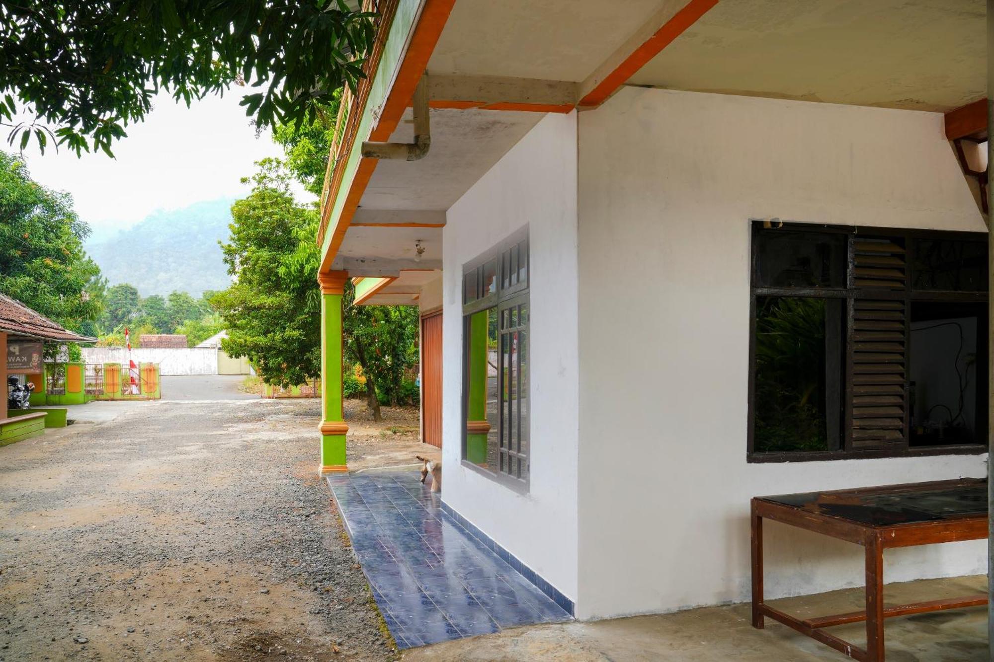 Spot On 92856 Home Stay Syariah Aom Kusman Сукабуми Экстерьер фото