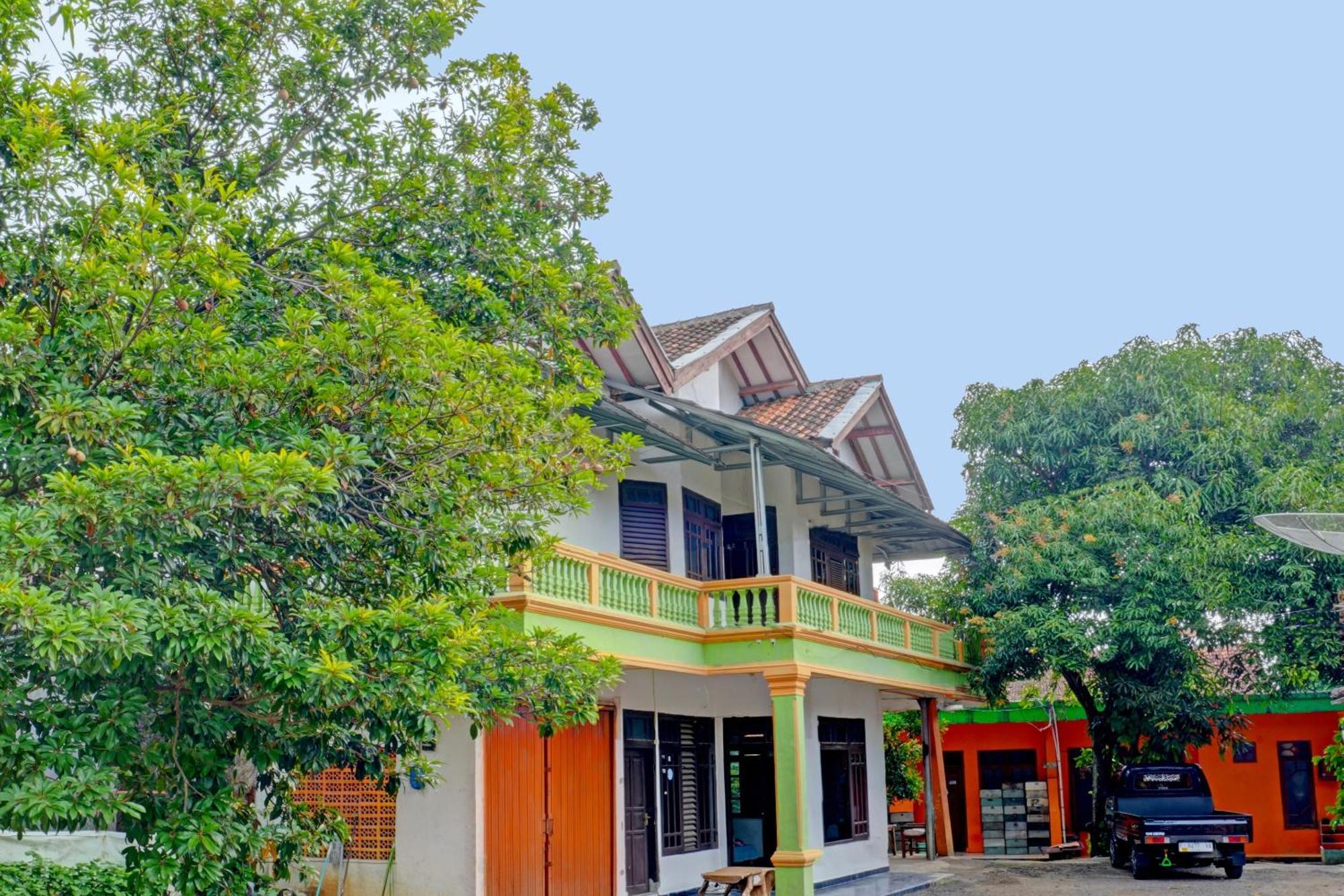 Spot On 92856 Home Stay Syariah Aom Kusman Сукабуми Экстерьер фото